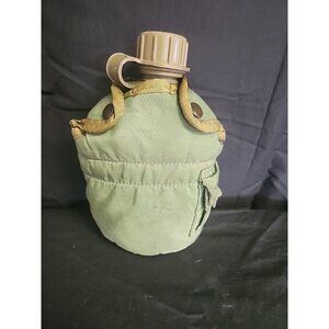 Vintage Military Green Canteen Fur‎ Interior Snap Case Good Condition.